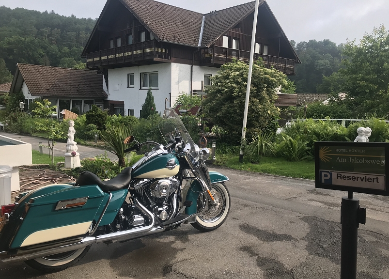 Hotel Hoexter Am Jakobsweg Motorrad vor Gästehaus