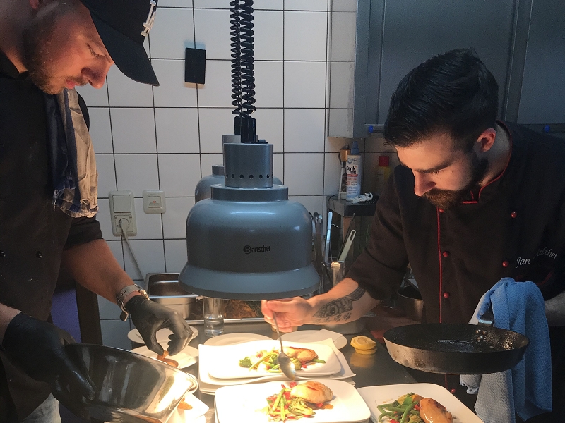 Küche, Speisen und Mitarbeiter des Restaurants Höxter Am Jakobsweg Küche, Speisen und Mitarbeiter des Restaurants Höxter Am Jakobsweg