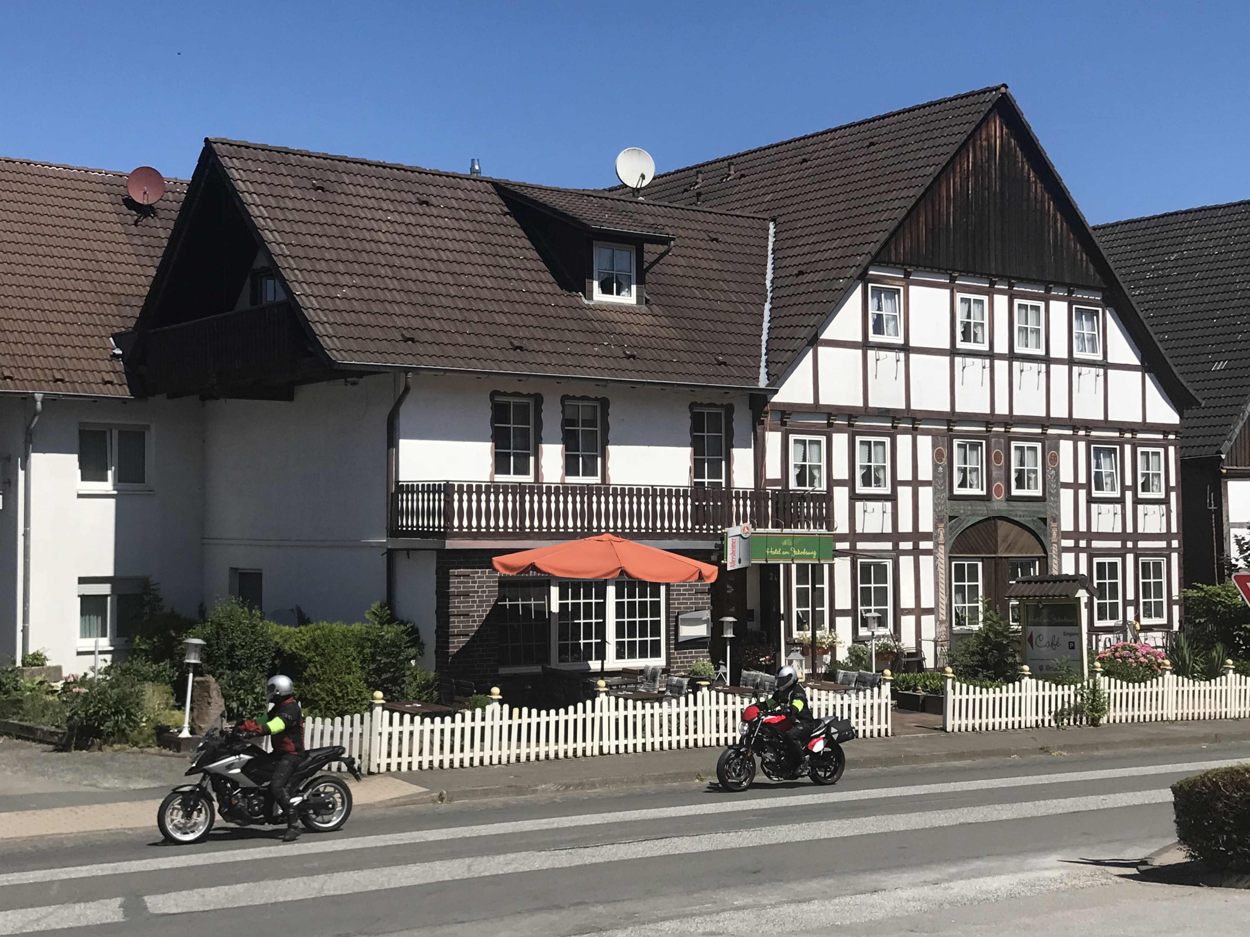 Außenansicht vom Hotel Höxter Am Jakobsweg mit Motorradfahrer