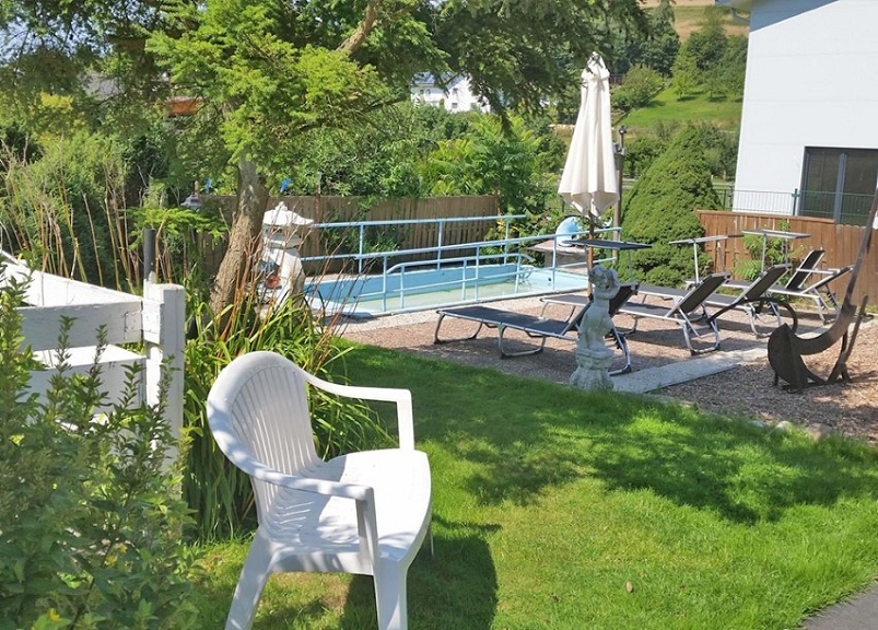 Hotel Hoexter Am Jakobsweg Garten mit Liegestühlen und Kneipptretbecken
