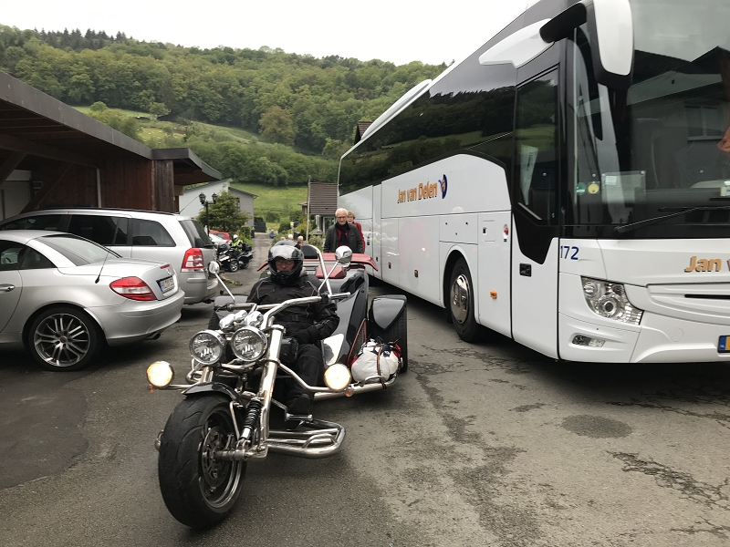 Parkplätze für PKW, Omnibusse, Motorräder