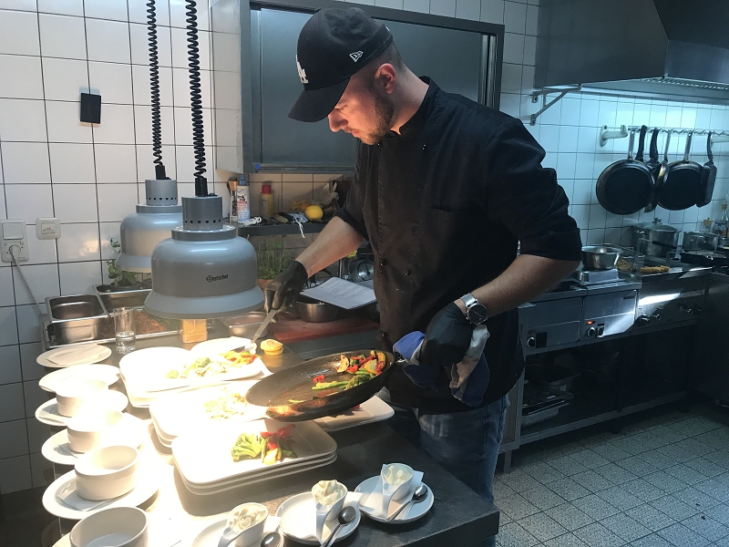Küche, Speisen und Mitarbeiter des Restaurants Höxter Am Jakobsweg