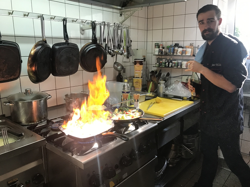 Küche, Speisen und Mitarbeiter des Restaurants Höxter Am Jakobsweg